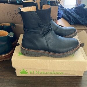 New black boots comfy! Size 40 Euro quality made in Spain leather